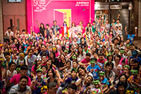 约一百个家庭参加香港博物馆节2015的压轴节目「外星人玩转太空馆」。