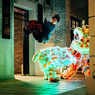 The Hong Kong Museum of History is bustling with excitement! The revolutionised Chinese lion dance jamming with modern parkour filled the gallery with festive vibes and energy. Just in time to bid the Hong Kong Story farewell!  Get ready for the beating drums and dancing vitality by Kwok's Kung Fu & Dragon Lion Dance Team, choreographer Daniel Yeung and his team members. Incorporating street dance moves and electronic music, the traditional and illuminated lions show the centuries-old traditional dance in a completely new light. Follow the lions and dancers' dynamic steps, you will find new inspiration in the museum.   When heritage meets innovation, sparks fly! Let's dance and leap!