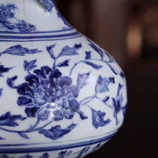 Listening - Curators : Vase with chi dragon and peony scroll design in underglaze blue