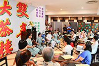 音乐 X 历史茶座 @「香城茶室」的参加者轻轻松松地一边欣赏音乐，一边品尝中国茶。