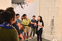 香港文化博物館的觀眾在館長的帶領下，欣賞「嶺南獨秀－紀念趙少昂誕辰一百一十周年展覽」的各項展出作品。