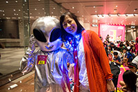 康樂及文化事務署署長李美嫦與「外星人玩轉太空館」的參加者。