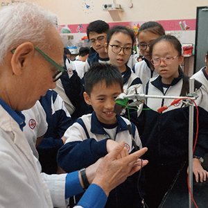 小小科学家探索活动﹕巨大的力量 —
                                              学校活动