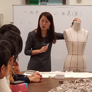 Talk on the Sewing Technique of Hong
                                              Kong-style Cheongsam cum Cheongsam
                                              Show